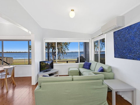 Lakes Edge Cottage - Accommodation in Surfers Paradise 0