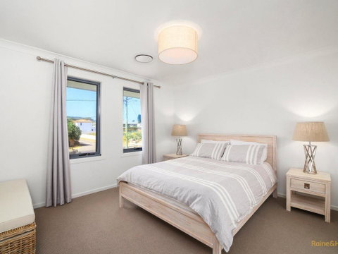 Lakeside Luxury - 13 Lake Street - Accommodation in Surfers Paradise 3
