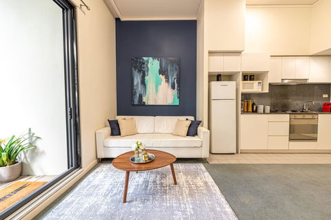 Large Apartment, 2 Parking Spots And Pool - Accommodation in Surfers Paradise 1