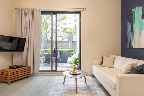 Large Apartment, 2 Parking Spots And Pool - Accommodation in Surfers Paradise 0