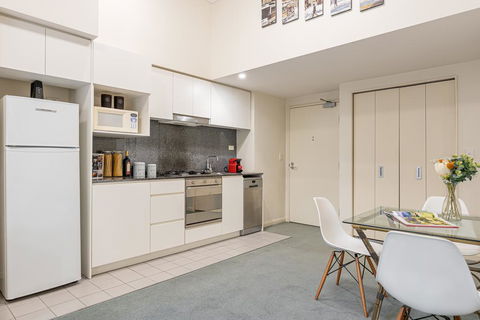 Large Apartment, 2 Parking Spots And Pool - Accommodation in Surfers Paradise 3