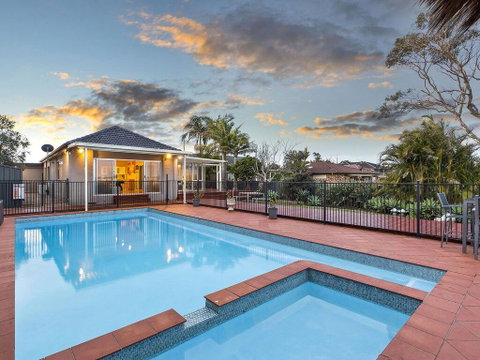 Lavish Lakefront Pool House - Accommodation in Surfers Paradise 0