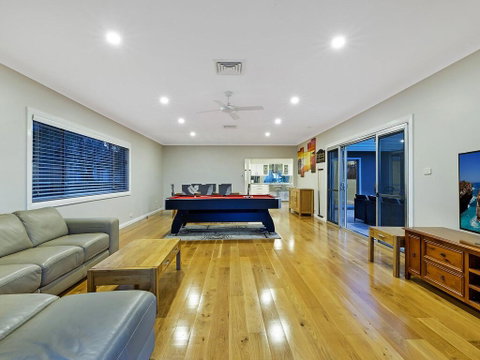 Lavish Lakefront Pool House - Accommodation in Surfers Paradise 1