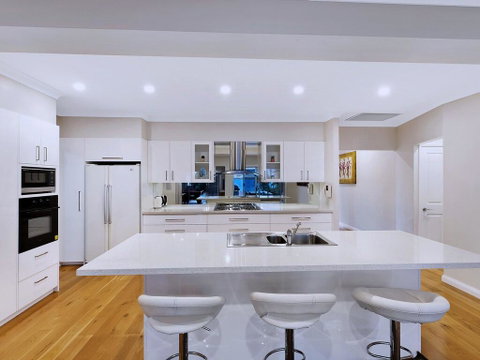 Lavish Lakefront Pool House - Accommodation in Surfers Paradise 3