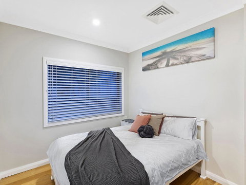 Lavish Lakefront Pool House - Accommodation in Surfers Paradise 2