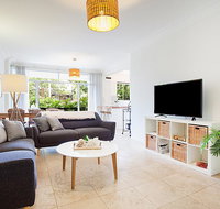 Light and airy garden apartment steps from surf - Accommodation in Surfers Paradise