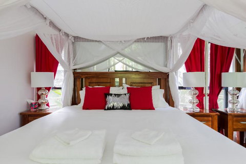 Linger A While Chalet - Accommodation in Surfers Paradise 1