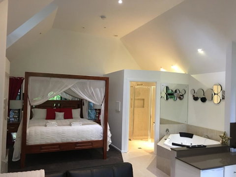 Linger A While Chalet - Accommodation in Surfers Paradise 2
