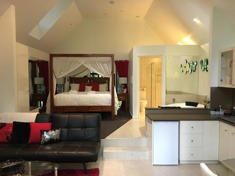 Linger A While Chalet - Accommodation in Surfers Paradise 0