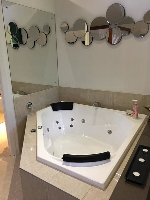 Linger A While Chalet - Accommodation in Surfers Paradise 3