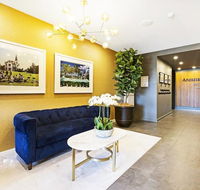 Luxury Apartment Opposite Train Station in Cannon Hill and 17 minutes from the City - Accommodation in Surfers Paradise