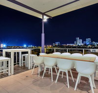 Luxury Darwin City Lights Jacuzzi Central Location Large House New Furnishings - Accommodation in Surfers Paradise