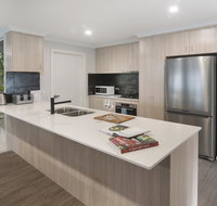 Luxury renovated home-5BR-meters from the beach - Accommodation in Surfers Paradise