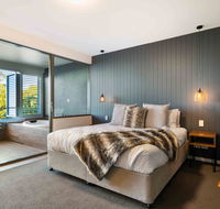 Luxury Spa Retreat with Ocean and Hinterland Views - Accommodation in Surfers Paradise