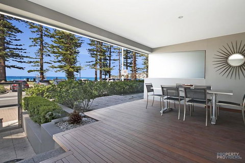 Manly Strand - Right On Manly Beach - Accommodation in Surfers Paradise 0