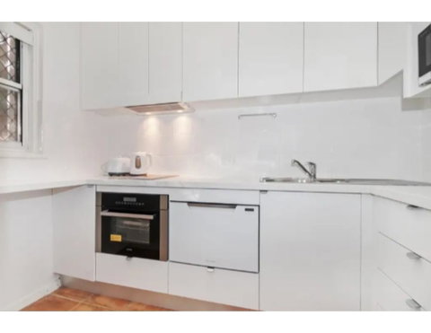 Manly Tranquil Escape - Modern Flat With Pool - Accommodation in Surfers Paradise 1