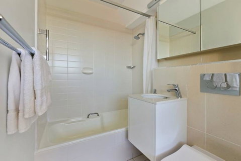 Manlybeachonline.com807 At The Beach - Accommodation in Surfers Paradise 2