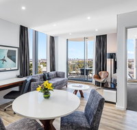 Meriton Suites Mascot Central - Accommodation in Surfers Paradise