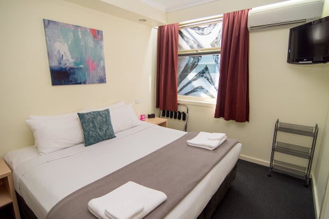 Miami Hotel Melbourne - Accommodation in Surfers Paradise 1