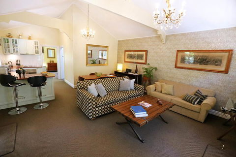 Mirkwood Forest Self-contained Spa Cottages - Accommodation in Surfers Paradise 1