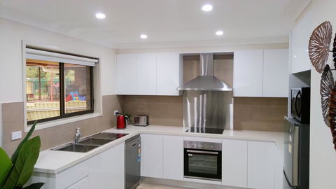 Modern 4-Bedroom House On Cunningham Near Singleton CBD Hunter Valley - Accommodation in Surfers Paradise 2