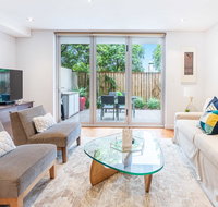 Modern apartment with large courtyard and short walk to Bondi Beach - Accommodation in Surfers Paradise