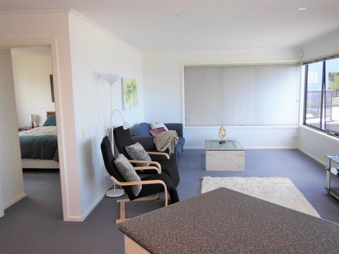 Modern Hobart Apartment With Stunning Views - Accommodation in Surfers Paradise 3