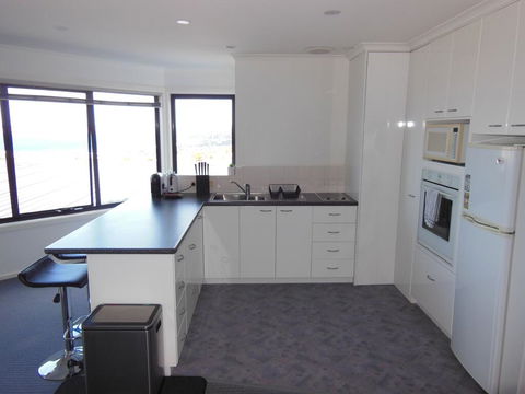 Modern Hobart Apartment With Stunning Views - Accommodation in Surfers Paradise 2