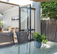 MOMENTS FROM BRADDON  ANU SPACIOUS and RELAXED - Accommodation in Surfers Paradise