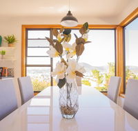 Moonah House-10 mins to CBD  MONA 4BR 2 BATH great view park 3 cars sleep 11 king bed en-suite - Accommodation in Surfers Paradise