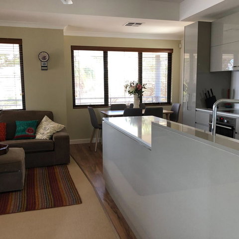 Mullaloo Beachfront Retreat - Accommodation in Surfers Paradise 4