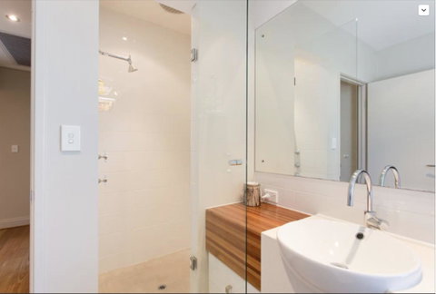 Adele's Luxury South Beach Apartment With King Bed - Accommodation in Surfers Paradise 16