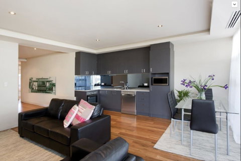 Adele's Luxury South Beach Apartment With King Bed - Accommodation in Surfers Paradise 10