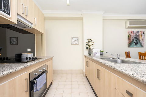 Oversized Eastend Sleeps 6 Free PARKING+POOL WIFI - Accommodation in Surfers Paradise 3