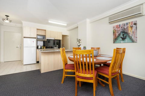 Oversized Eastend Sleeps 6 Free PARKING+POOL WIFI - Accommodation in Surfers Paradise 9