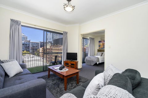Oversized Eastend Sleeps 6 Free PARKING+POOL WIFI - Accommodation in Surfers Paradise 0