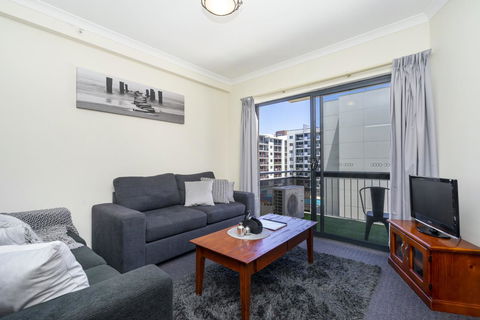 Oversized Eastend Sleeps 6 Free PARKING+POOL WIFI - Accommodation in Surfers Paradise 6