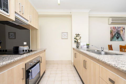 Oversized Eastend Sleeps 6 Free PARKING+POOL WIFI - Accommodation in Surfers Paradise 35