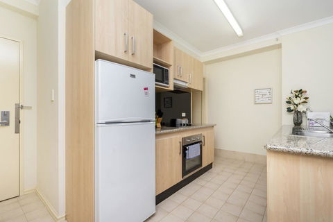 Oversized Eastend Sleeps 6 Free PARKING+POOL WIFI - Accommodation in Surfers Paradise 17