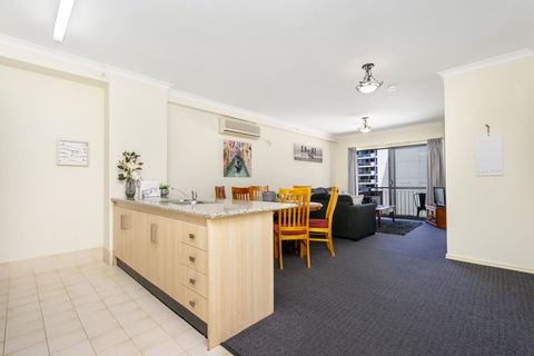 Oversized Eastend Sleeps 6 Free PARKING+POOL WIFI - Accommodation in Surfers Paradise 2