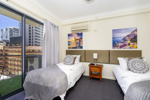 Oversized Eastend Sleeps 6 Free PARKING+POOL WIFI - Accommodation in Surfers Paradise 1