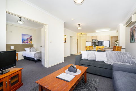 Oversized Eastend Sleeps 6 Free PARKING+POOL WIFI - Accommodation in Surfers Paradise 8