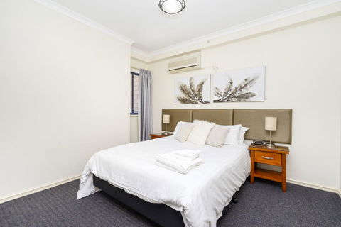 Oversized Eastend Sleeps 6 Free PARKING+POOL WIFI - Accommodation in Surfers Paradise 11