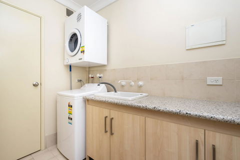 Oversized Eastend Sleeps 6 Free PARKING+POOL WIFI - Accommodation in Surfers Paradise 12