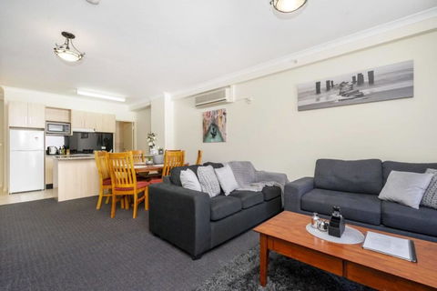 Oversized Eastend Sleeps 6 Free PARKING+POOL WIFI - Accommodation in Surfers Paradise 33