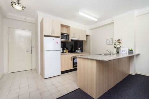 Oversized Eastend Sleeps 6 Free PARKING+POOL WIFI - Accommodation in Surfers Paradise 10