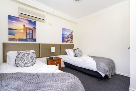 Oversized Eastend Sleeps 6 Free PARKING+POOL WIFI - Accommodation in Surfers Paradise 19