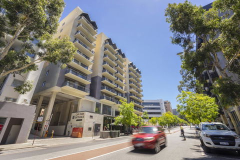 Oversized Eastend Sleeps 6 Free PARKING+POOL WIFI - Accommodation in Surfers Paradise 24