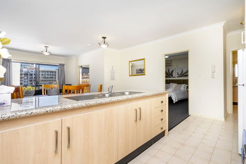 Oversized Eastend Sleeps 6 Free PARKING+POOL WIFI - Accommodation in Surfers Paradise 4