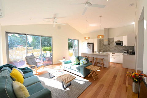 Sunny Blinco Street House - Accommodation in Surfers Paradise 0